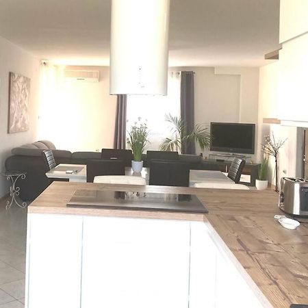 Lovely 3 Bedroom Apartment In Quiet Area W/ Pool พูลา ภายนอก รูปภาพ