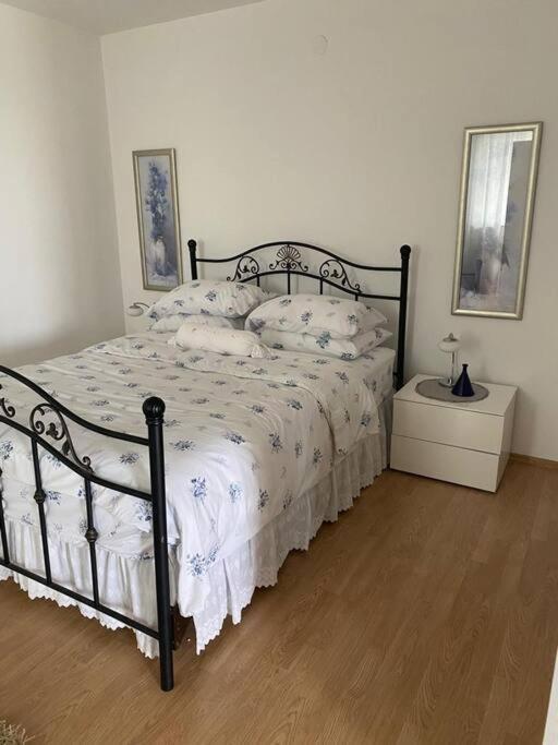Lovely 3 Bedroom Apartment In Quiet Area W/ Pool พูลา ภายนอก รูปภาพ